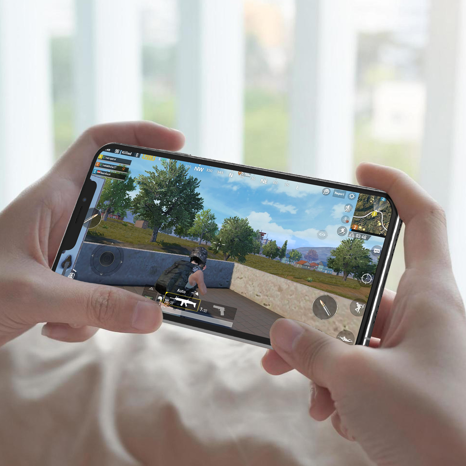 Una persona tiene in mano uno smartphone che gioca a un videogioco con una scena naturale.