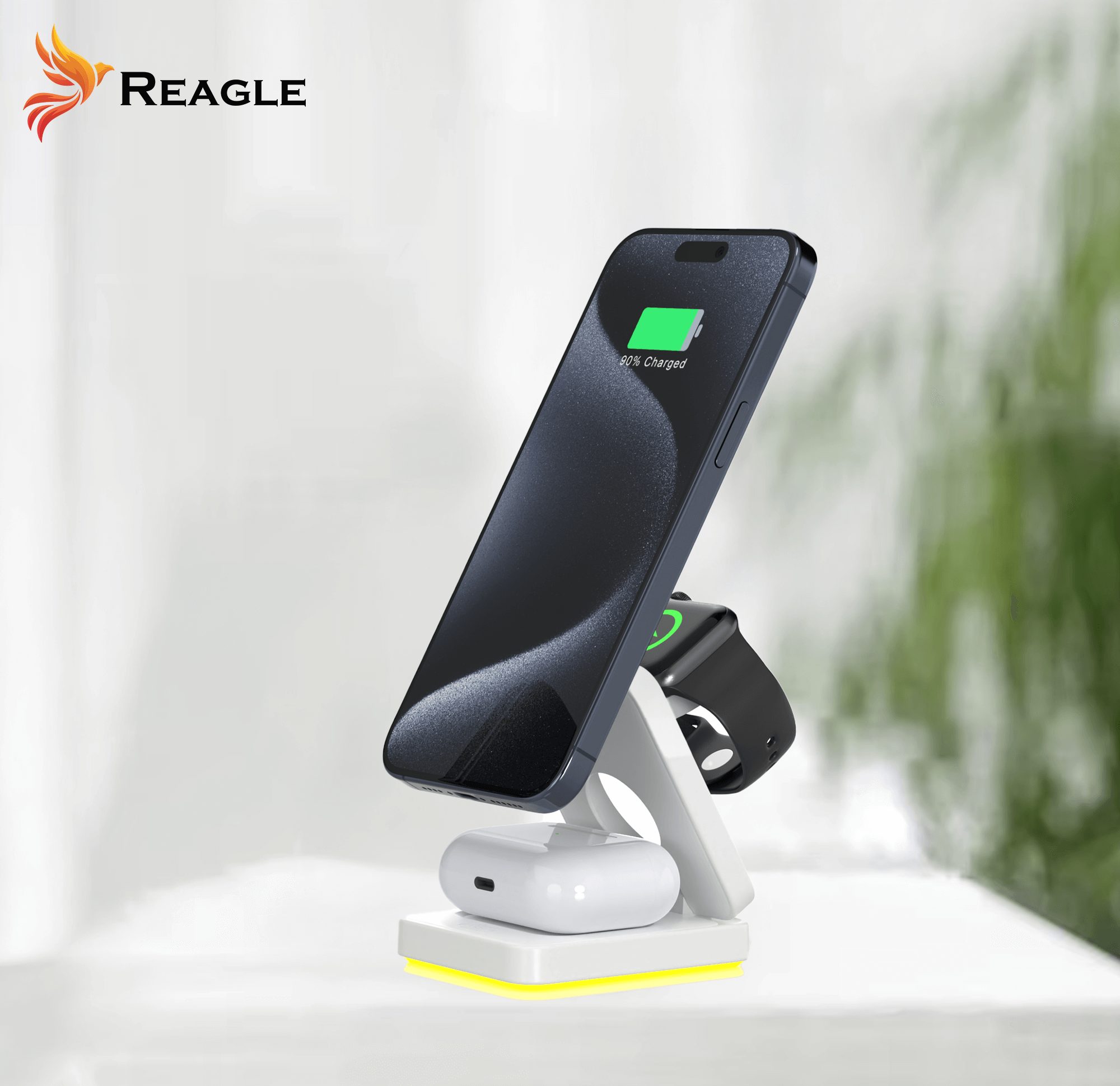 Stojak ładujący z telefonem, zegarkiem i słuchawkami. Telefon pokazuje 80% naładowania. Logo Reagle.