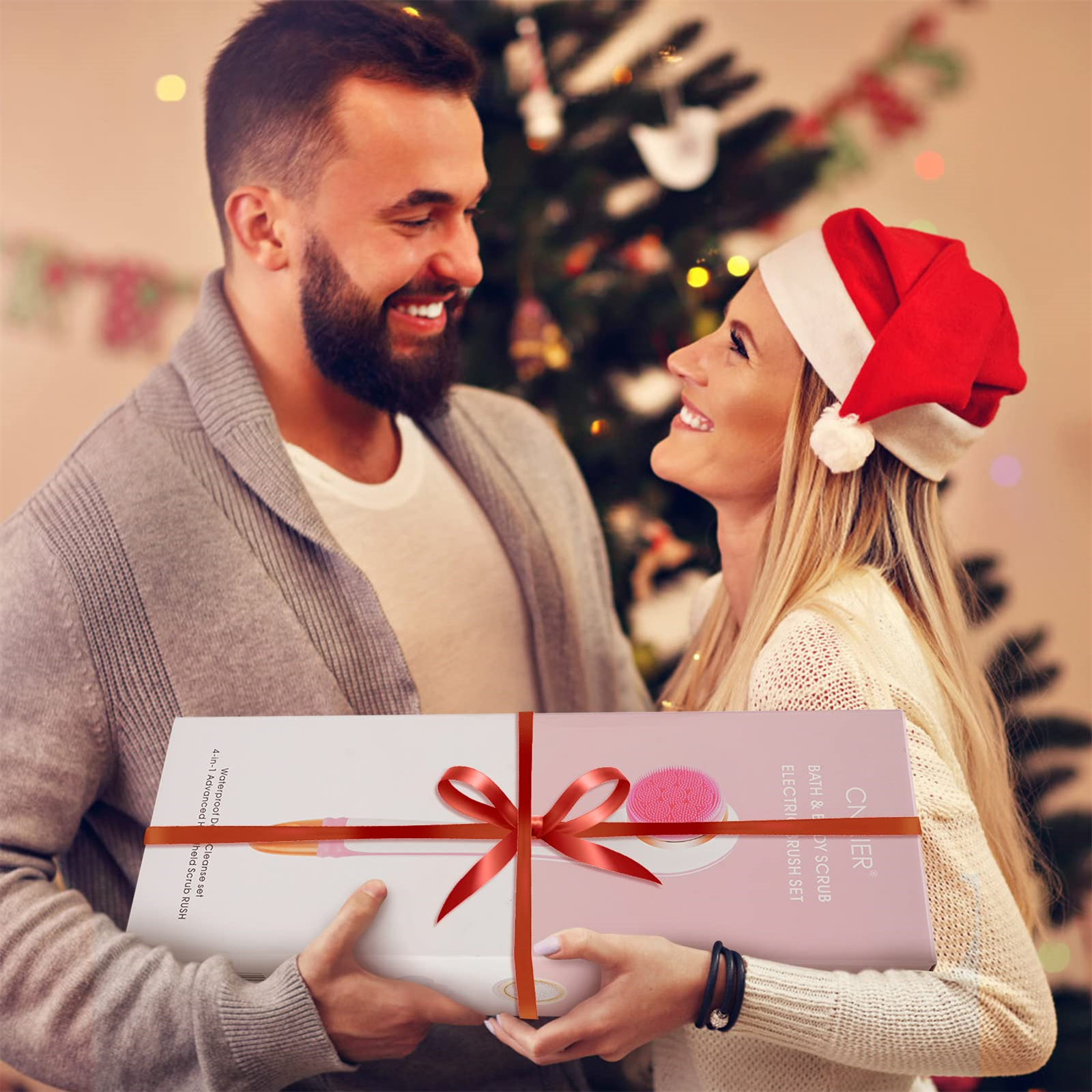 Ein Paar tauscht Geschenke zu Weihnachten aus. Der Mann gibt ein verpacktes Geschenk der Frau mit Weihnachtsmütze.