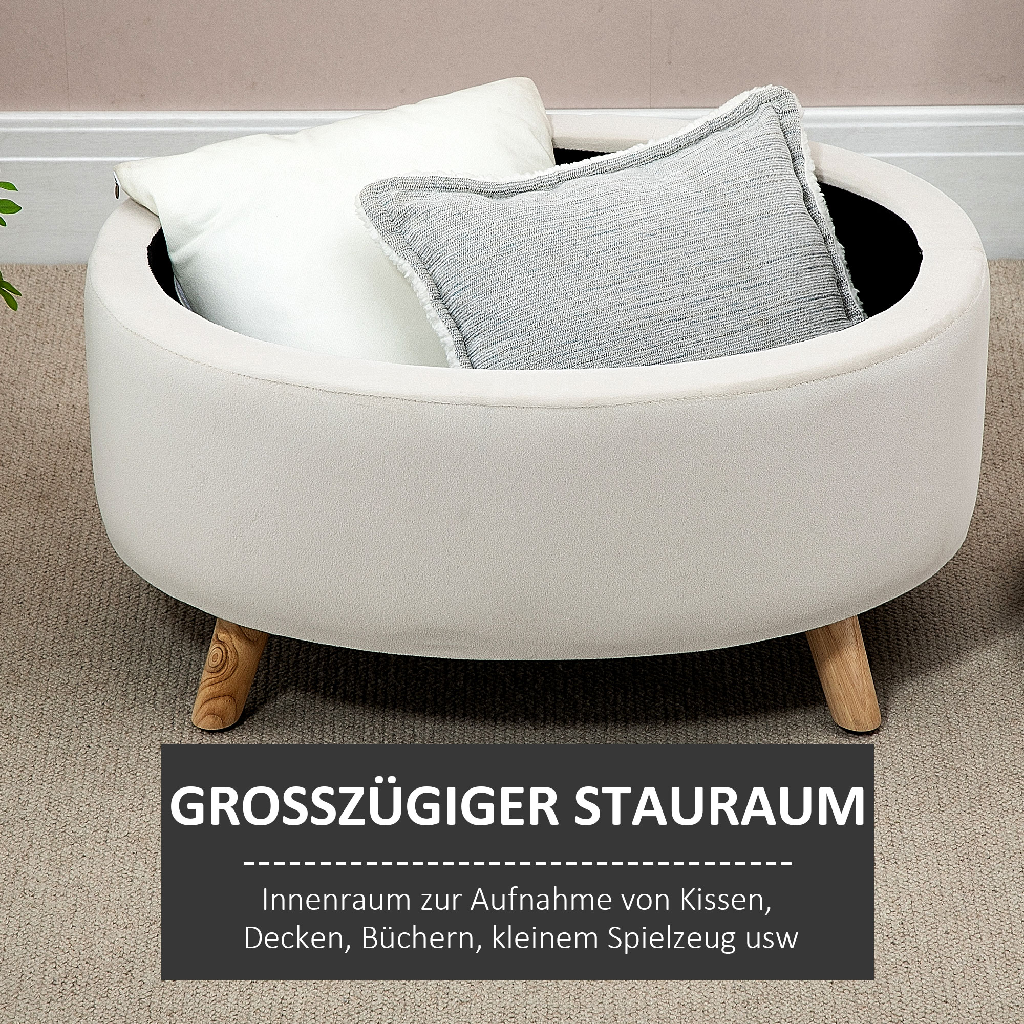 Runder Ottoman mit zwei Kissen. Er hat Holzbeine. Text: 'Großer Stauraum'.