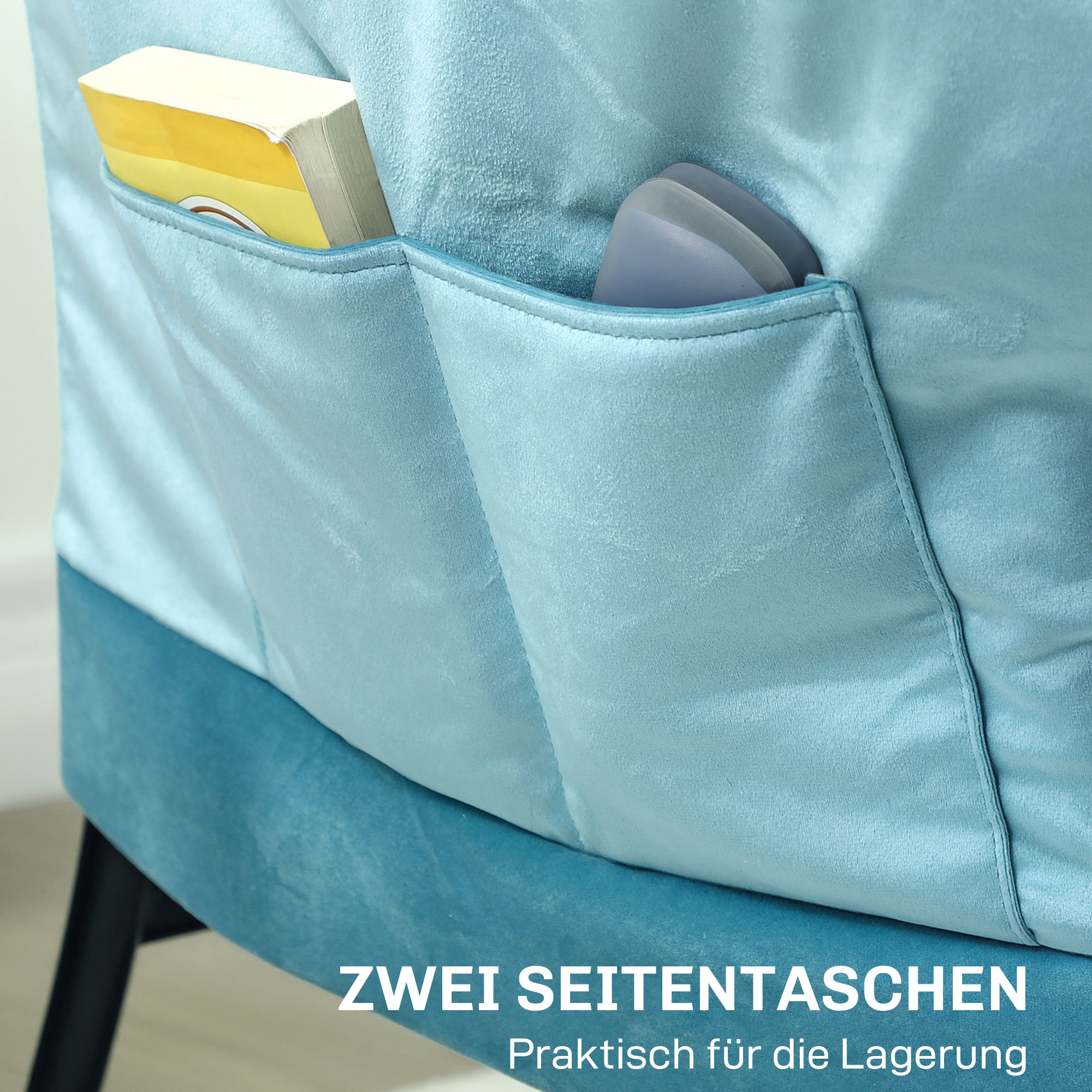 Ein hellblauer Stuhl mit Taschen an der Seite. In den Taschen befinden sich ein Buch und ein Gegenstand.
