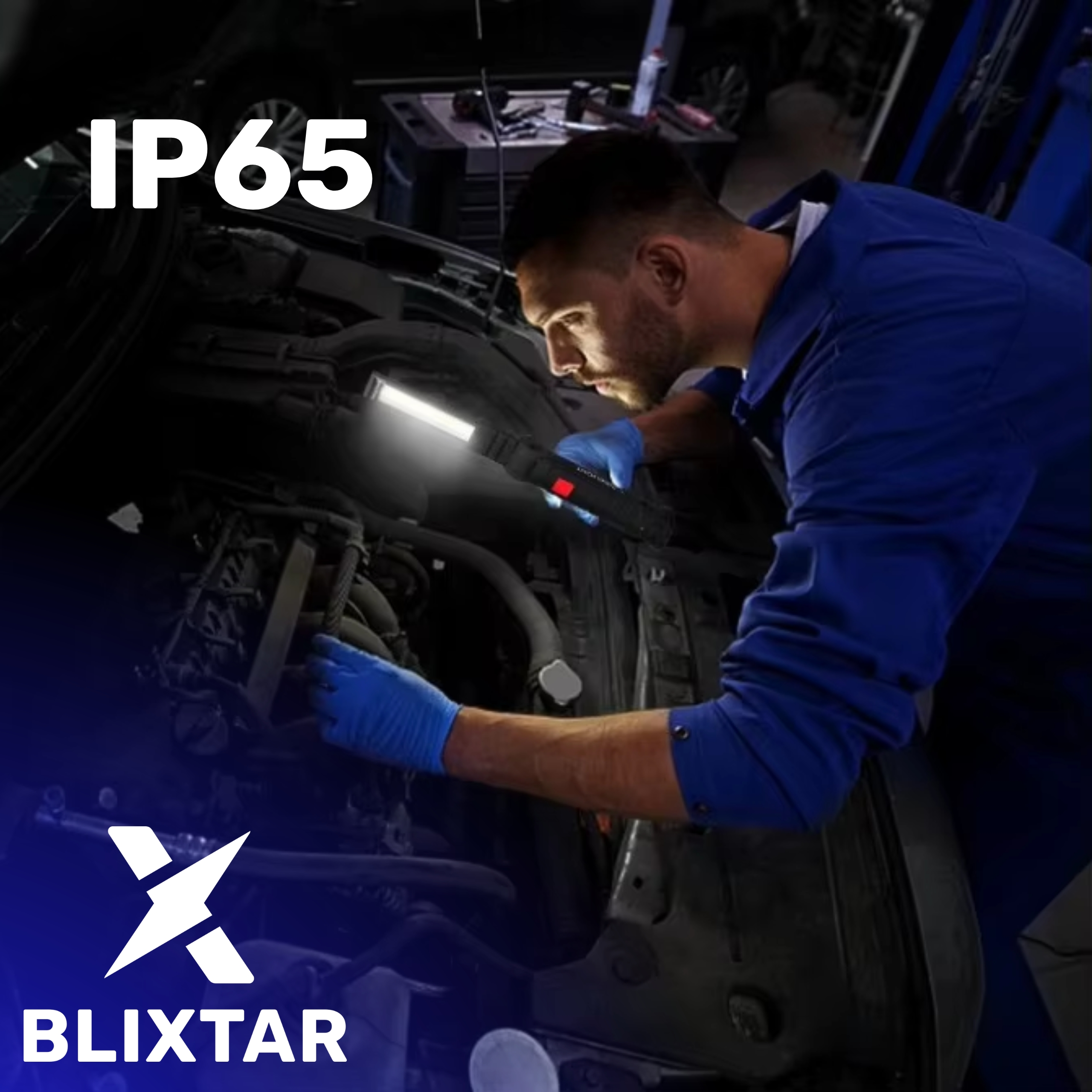 Mężczyzna w niebieskim kombinezonie używa latarki do sprawdzenia silnika samochodu. Obraz ma tekst i logo.