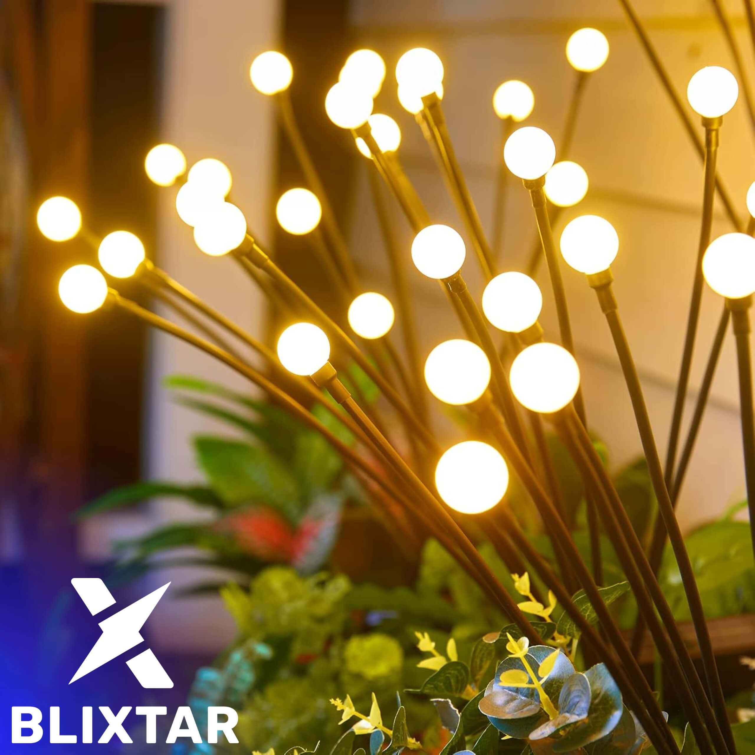 Oświetlenie zewnętrzne z wieloma podświetlanymi białymi kulami na czarnych łodygach, osadzone w zieleni z logo w rogu.