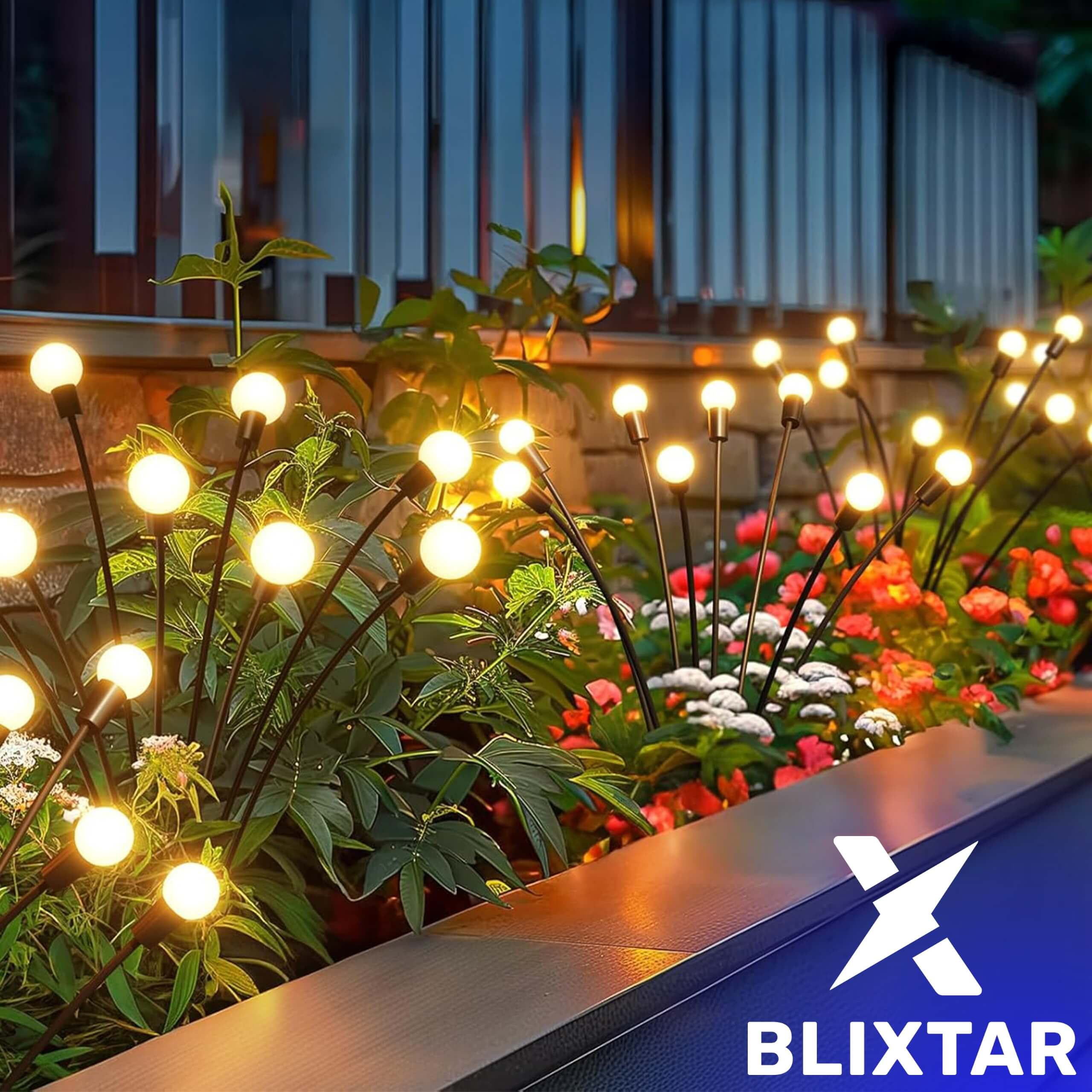 Oświetlenie zewnętrzne z białymi żarówkami w klombach. Światła umieszczone w pobliżu drewnianego płotu.