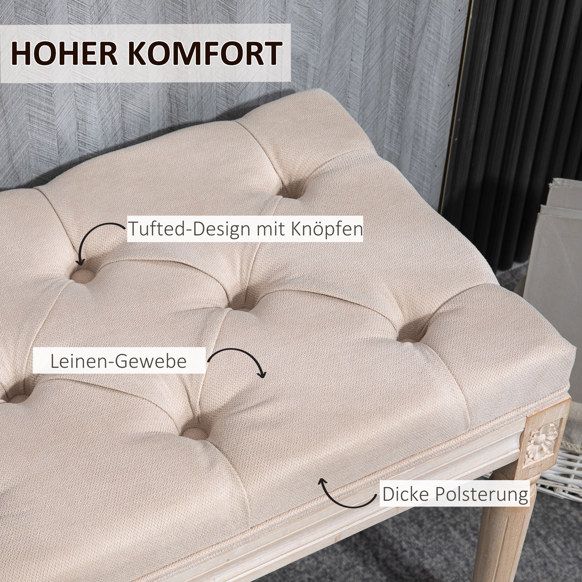 Beige Bank mit getuftetem Design und dicker Polsterung. Leinenstoff mit Holzbeinen.