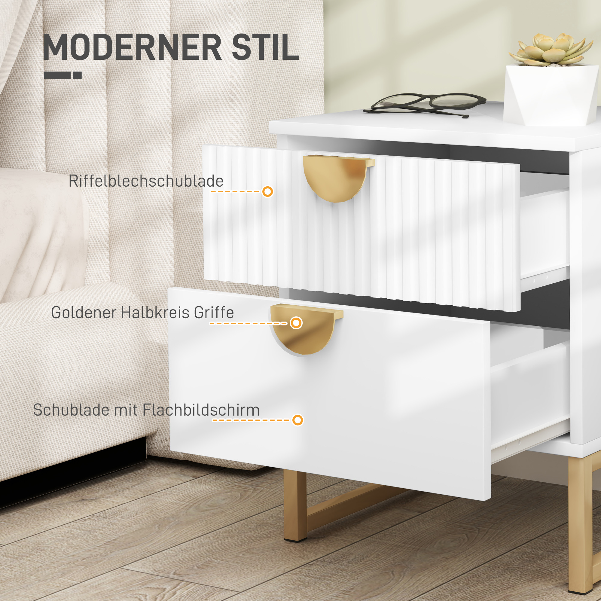 Weißer Nachttisch mit zwei Schubladen. Goldene Griffe. Obere Schublade offen, strukturierte Front.