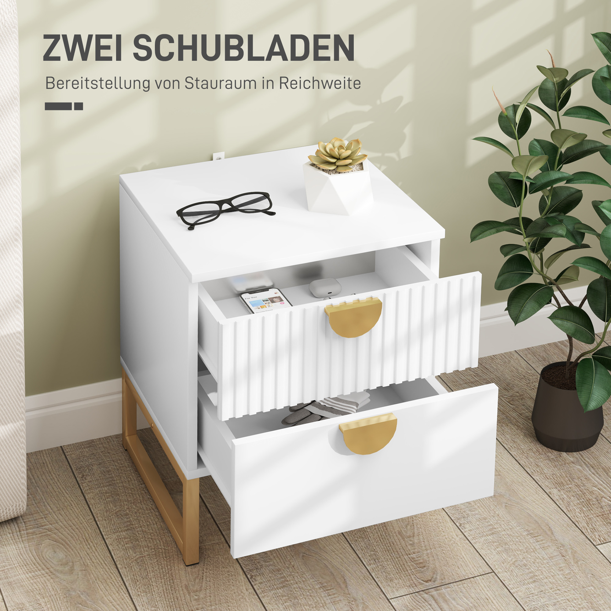 Weißer Nachttisch mit Schubladen, goldenen Griffen und Dekoration.