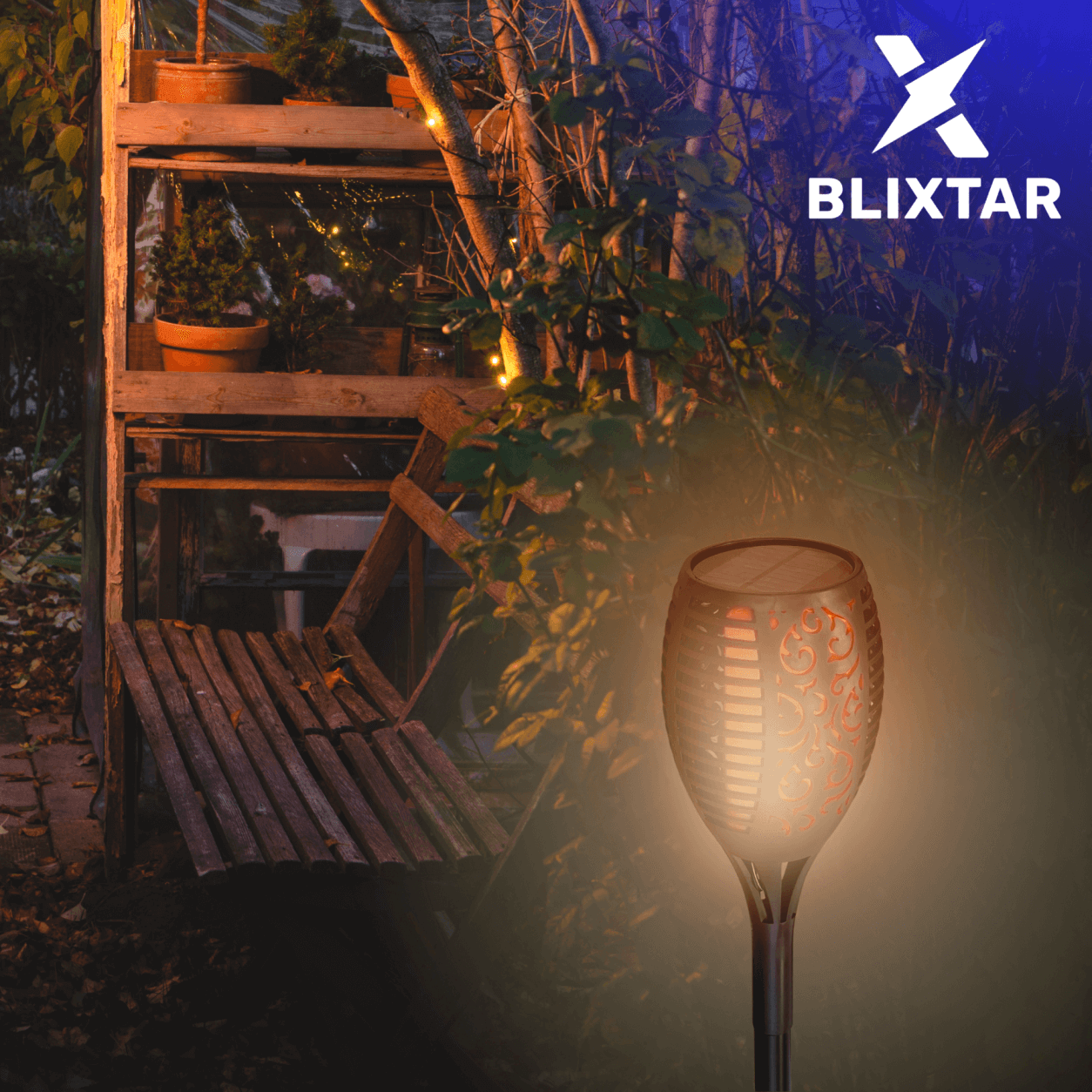 Ogród z pochodniowym światłem. Drewniana konstrukcja z roślinami w tle.