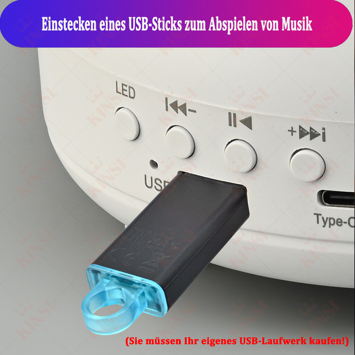 Ein USB-Stick wird in ein weißes Gerät mit Knöpfen gesteckt. Der Stick hat eine blaue Schlaufe.