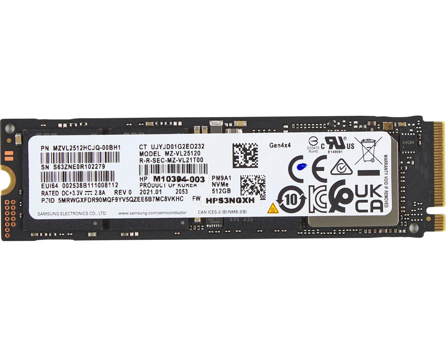 Dysk SSD NVMe Samsung z etykietami, czarną płytką PCB i różnymi certyfikatami.