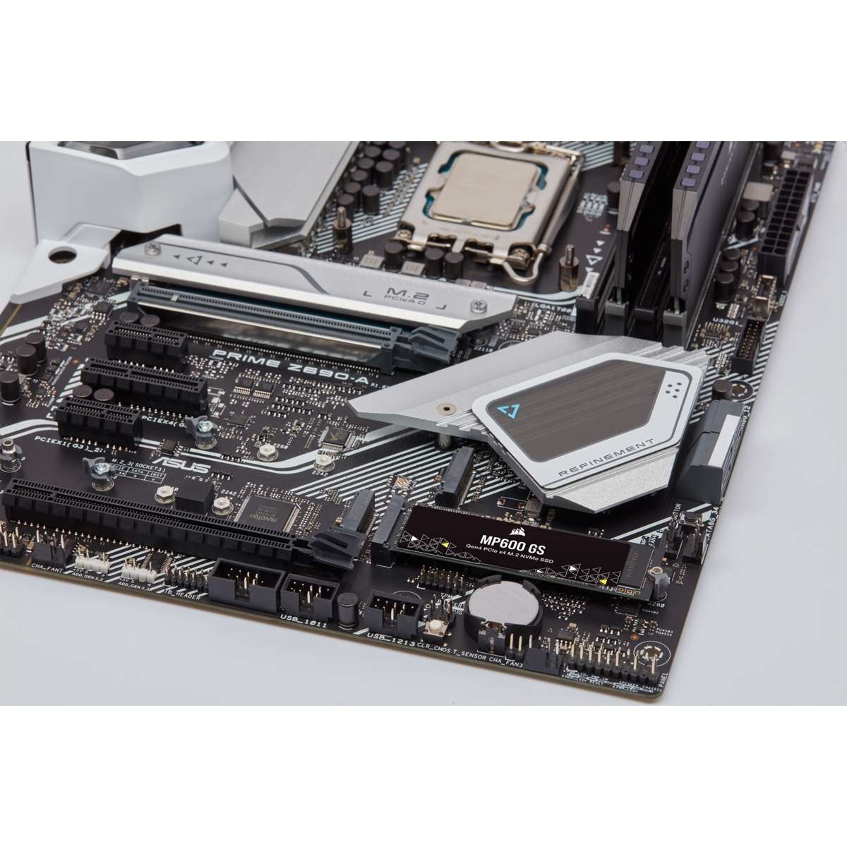Placa base de ordenador con muchos componentes, incluyendo CPU y RAM, sobre blanco.