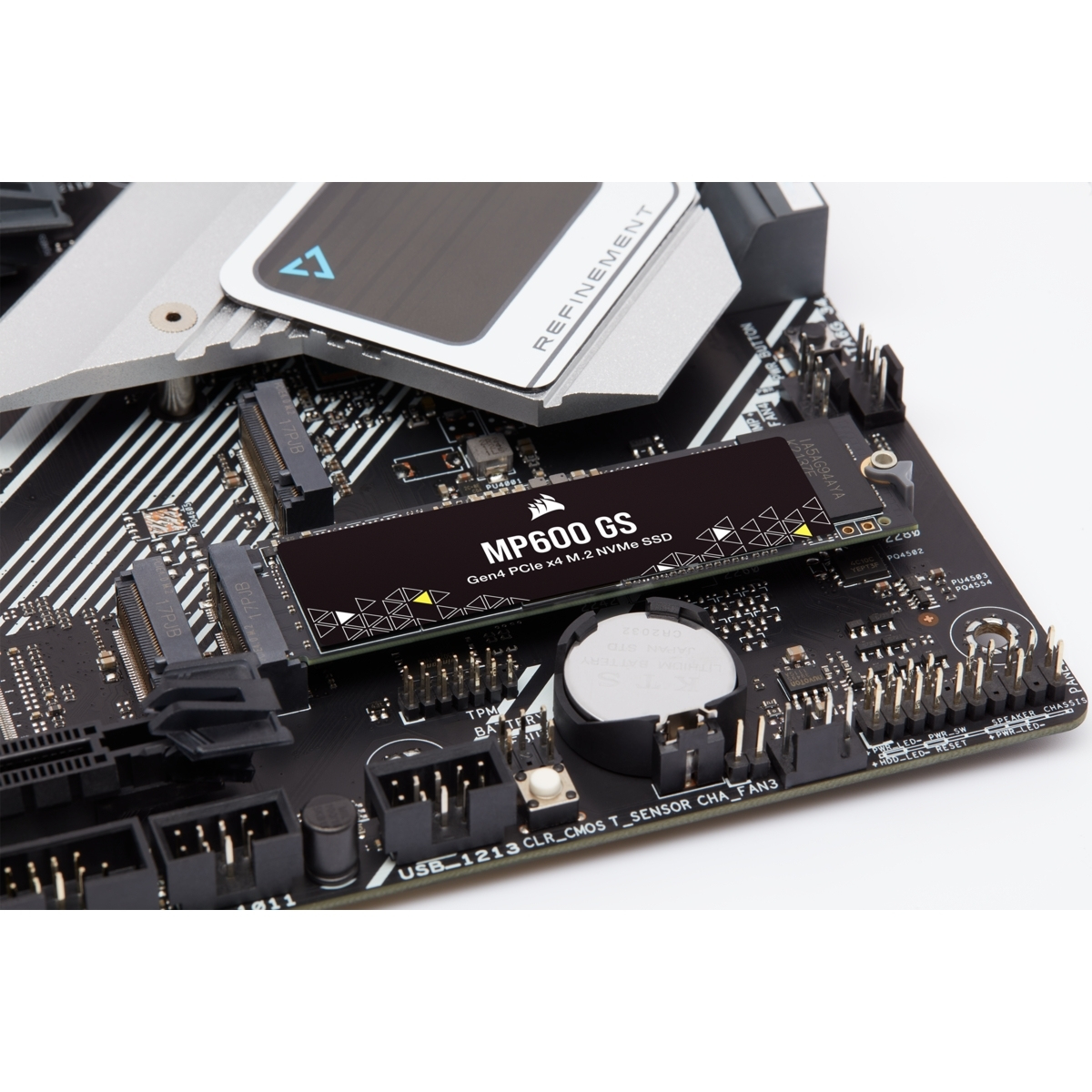 Una placa base con una SSD MP600 GS instalada. Está sobre un fondo blanco.
