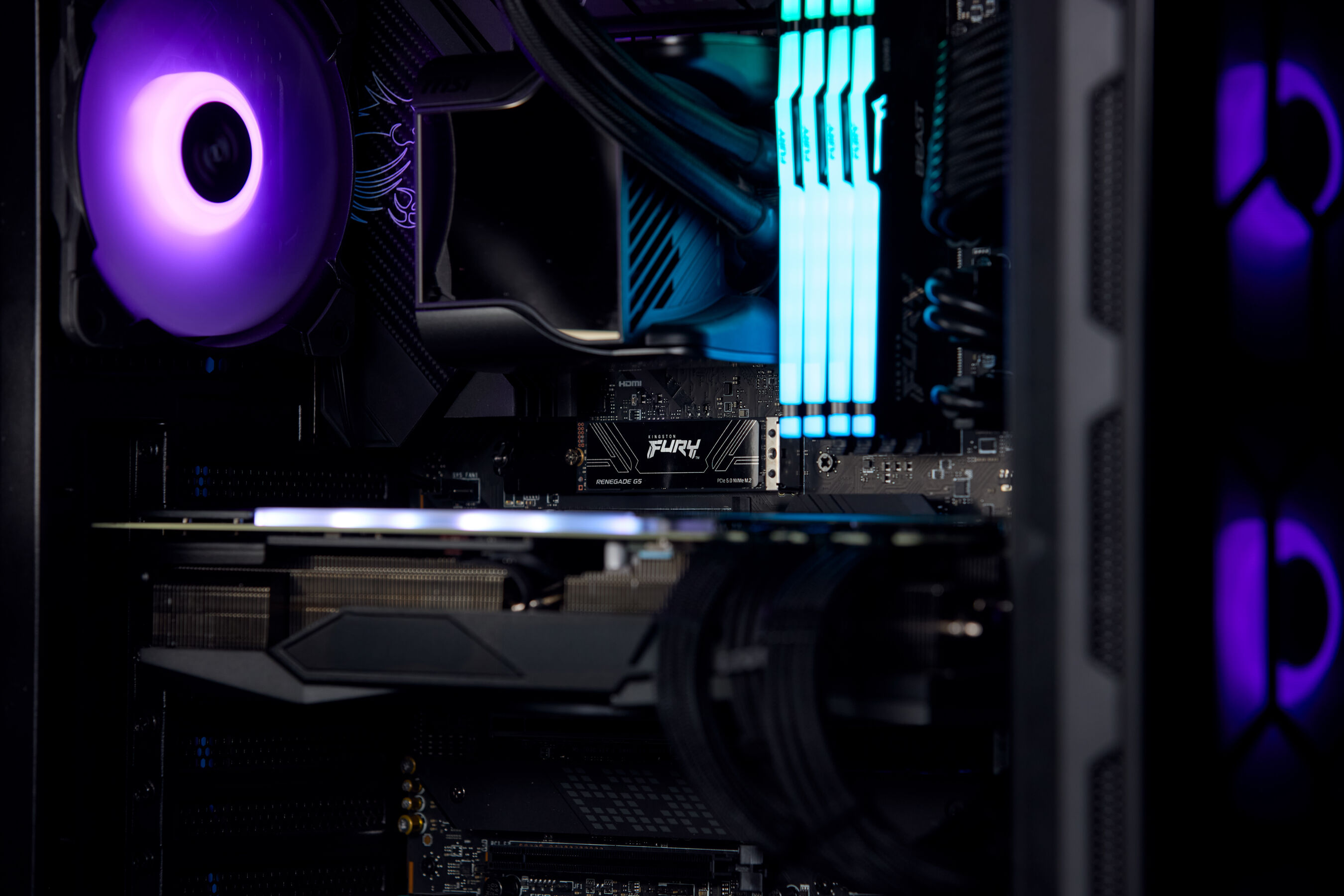 W obudowie komputera widoczny jest cooler CPU, pamięć RAM i karta graficzna.