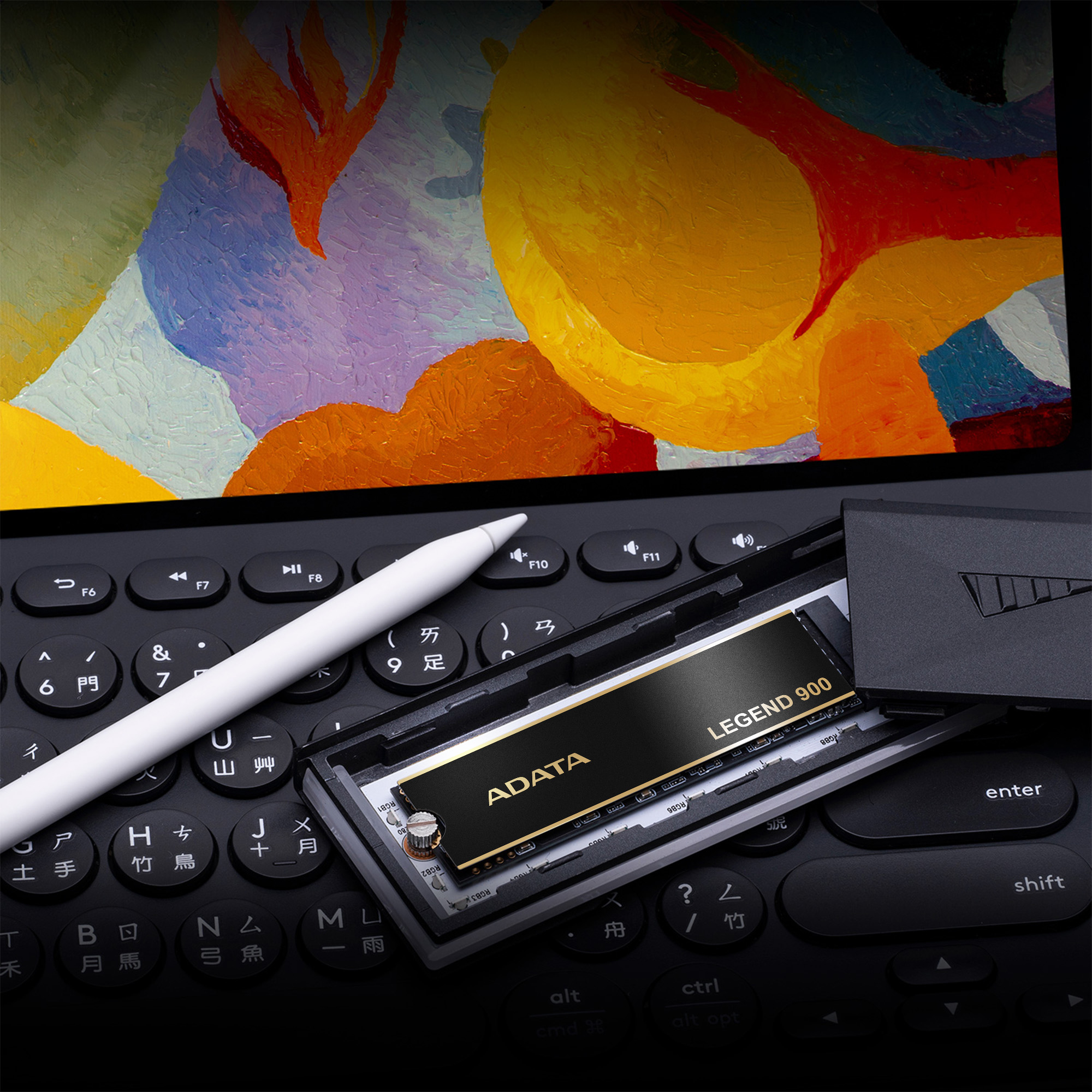 Dysk SSD w otwartej obudowie, z rysikiem i klawiaturą w zasięgu wzroku.