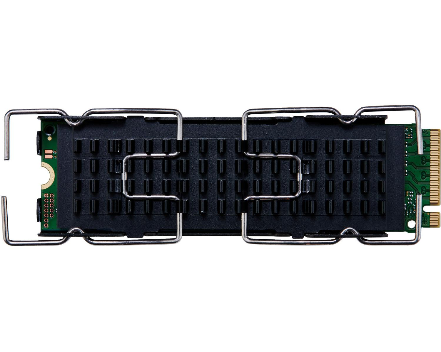 Dysk SSD na białym tle, z czarnym radiatorem i metalowymi wspornikami.