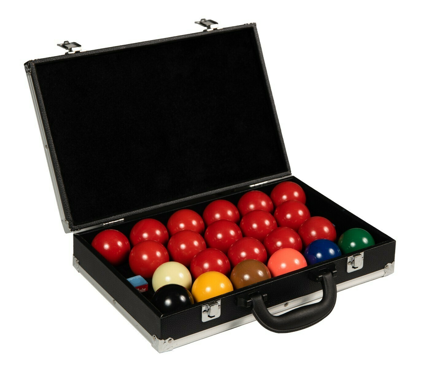 Open zwarte koffer gevuld met rode, gele en andere biljartballen.