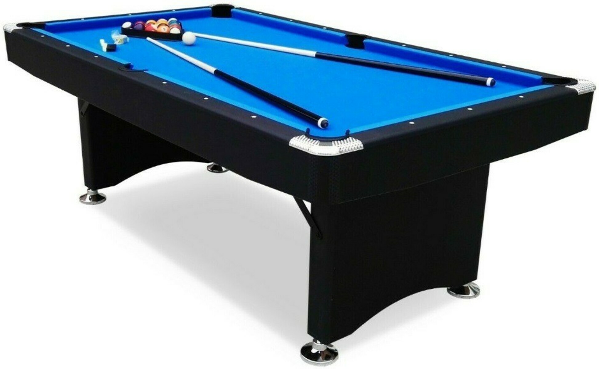 Blauwe pooltafel met ballen en keuen. Zwart frame. Witte achtergrond.