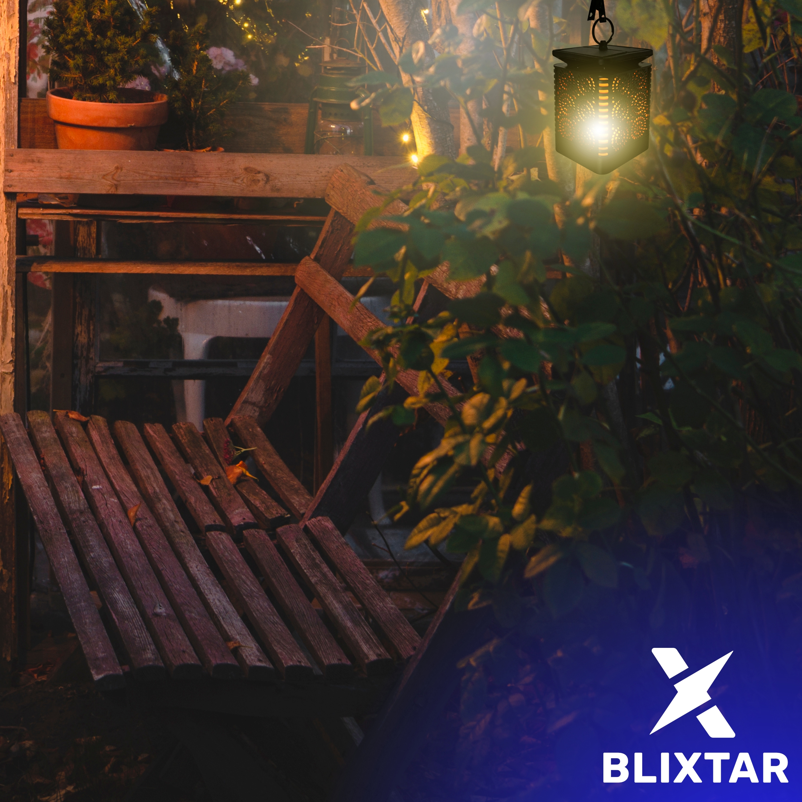 Latarnia zwisająca z gałęzi z świecącym światłem. Drewniana ławka jest w tle.