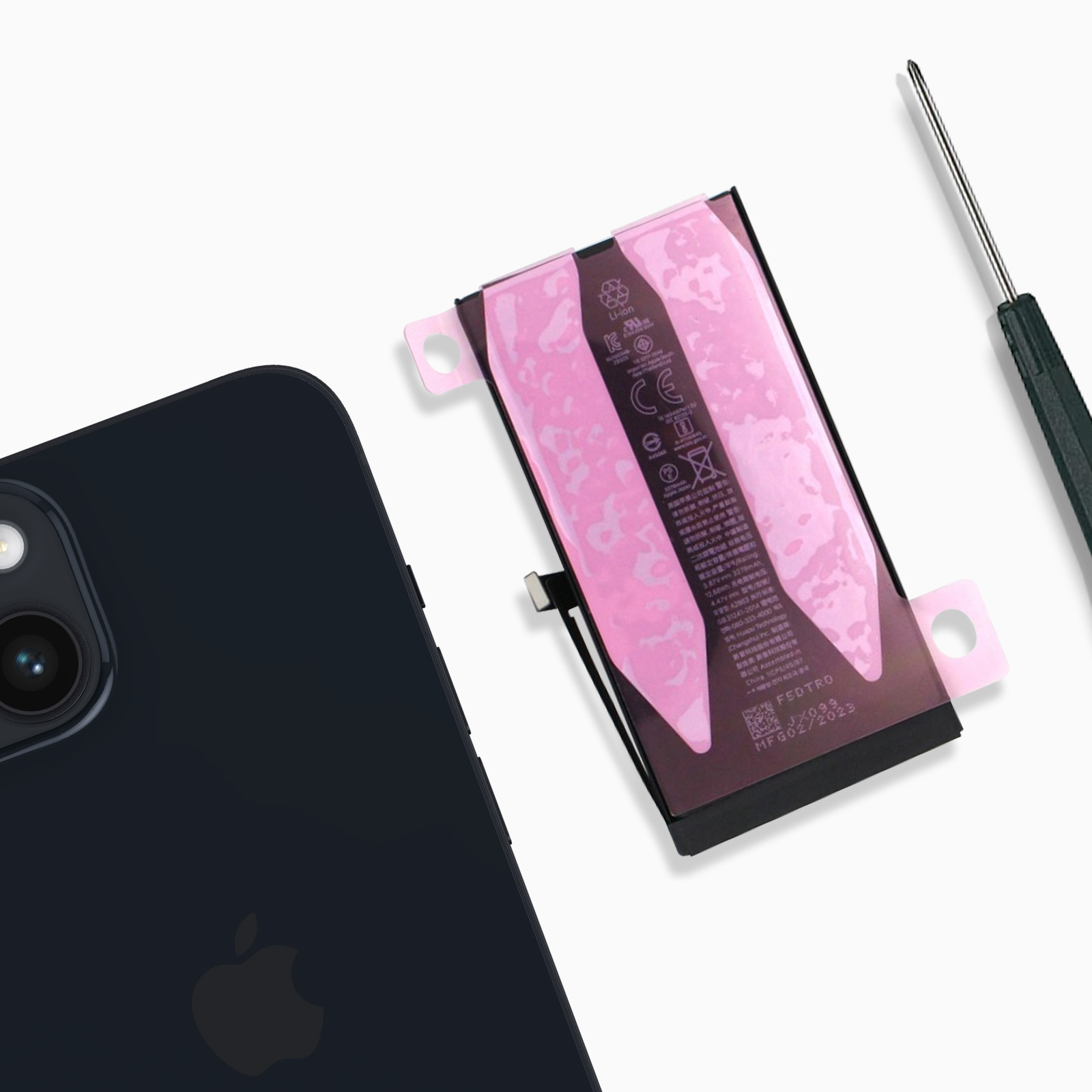Batteria dell'iPhone accanto a un telefono, è presente anche un cacciavite.