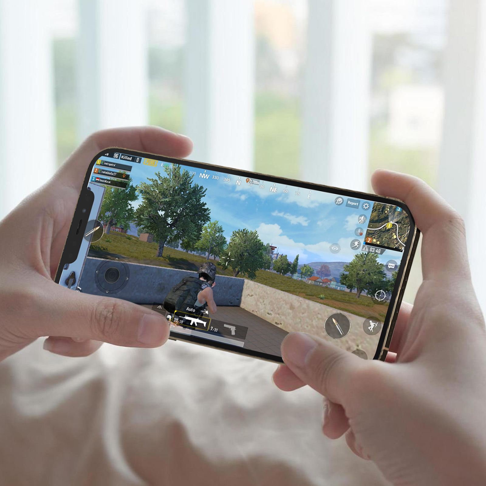 Una persona tiene in mano un telefono, gioca. La scena di gioco è visibile sullo schermo.