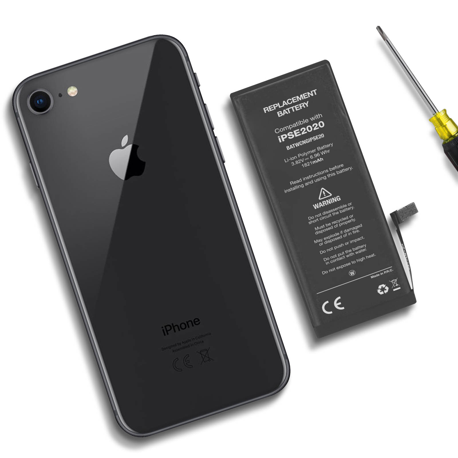 Un iPhone nero con una batteria e un cacciavite. La batteria è etichettata con testo sulle sue specifiche e avvertenze.