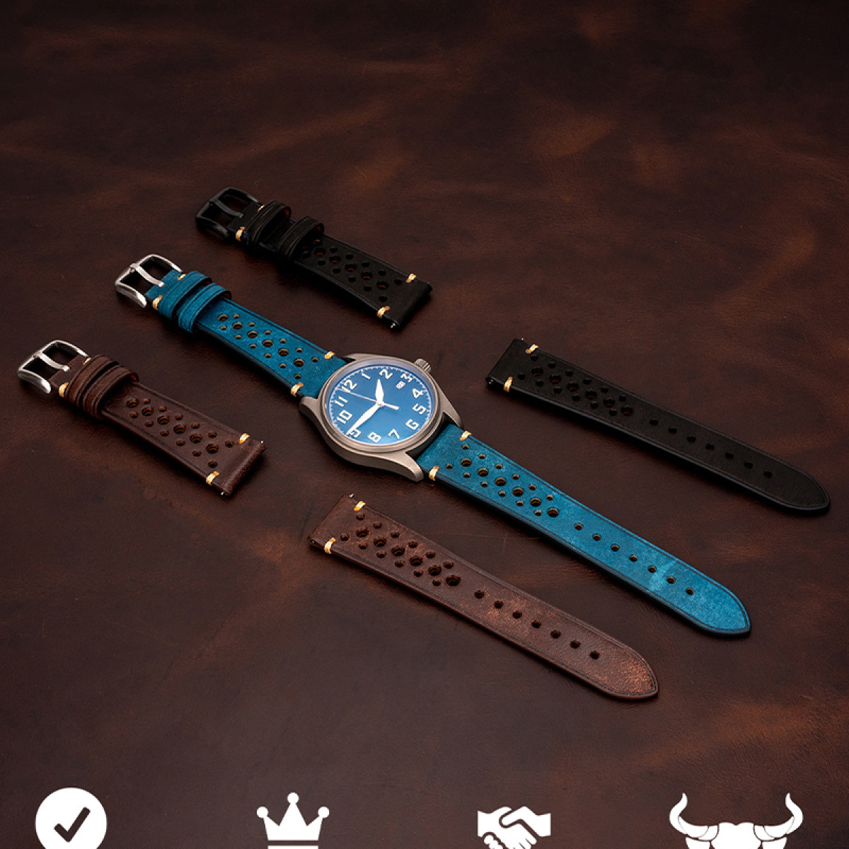 Orologio con vari cinturini. L'orologio è blu e i cinturini sono neri e marroni.