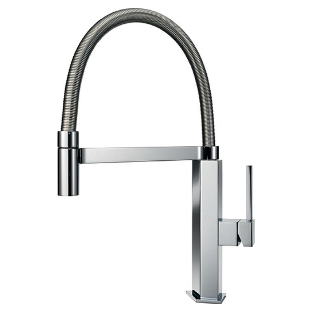 Un rubinetto da cucina cromato con tubo flessibile e maniglia quadrata, su sfondo bianco.