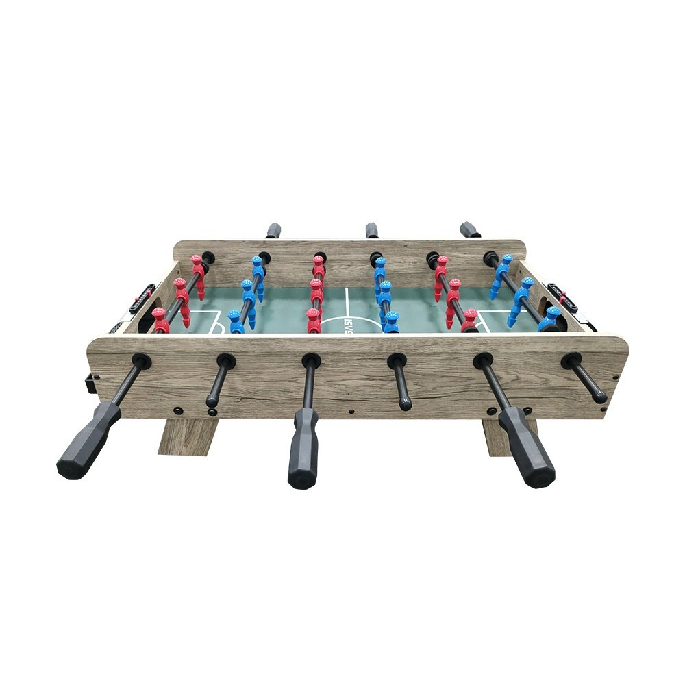 Tafelvoetbal met rode en blauwe spelers. Bruin houten frame, groen speelveld.