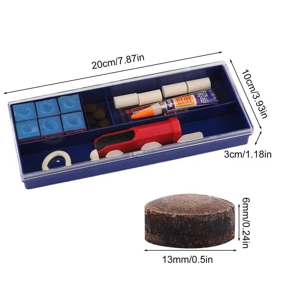 Blauwe doos met biljartkrijt, keu-tips, lijm en andere accessoires.