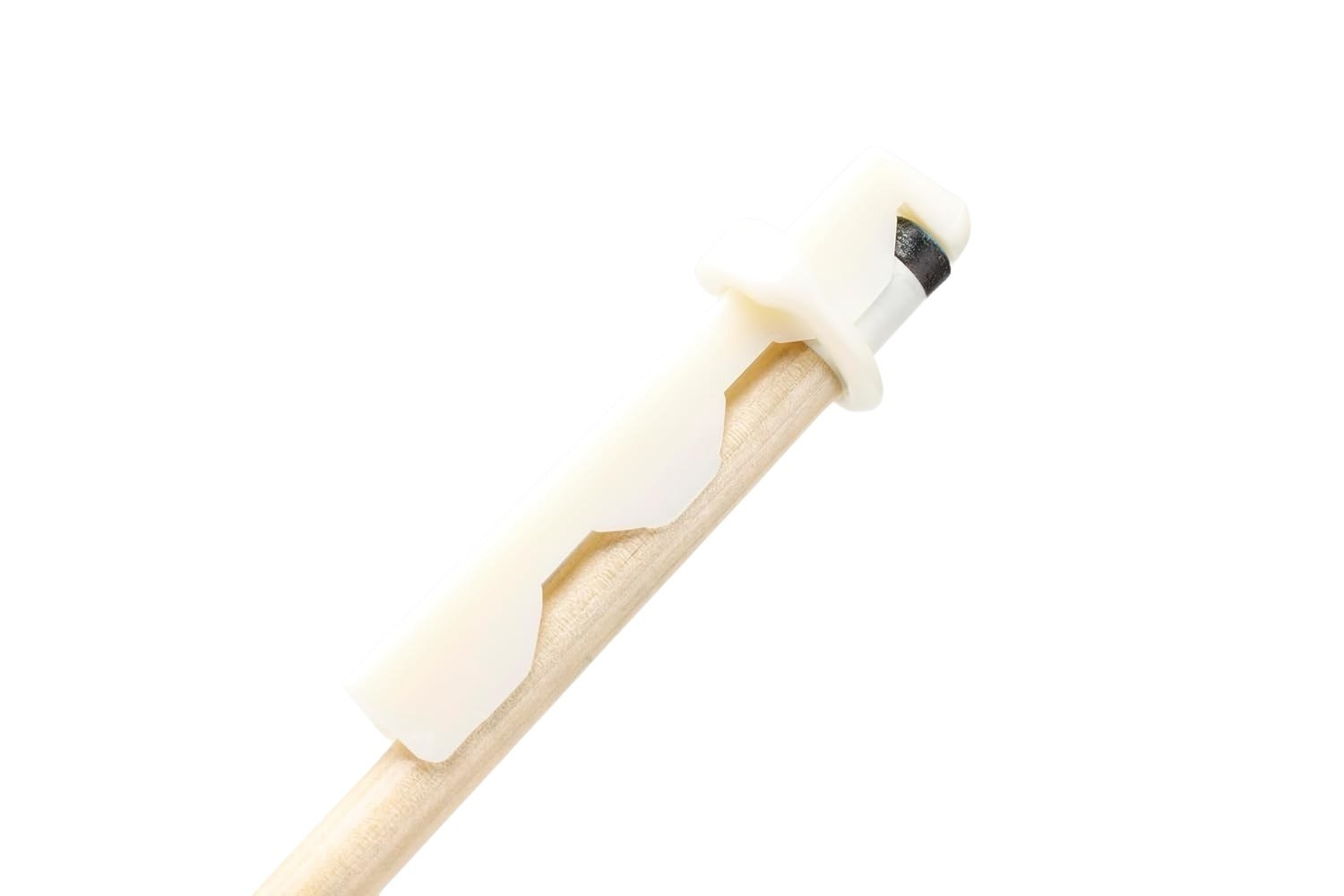 Witte poolkeu-punt met een houten keu. Witte achtergrond.