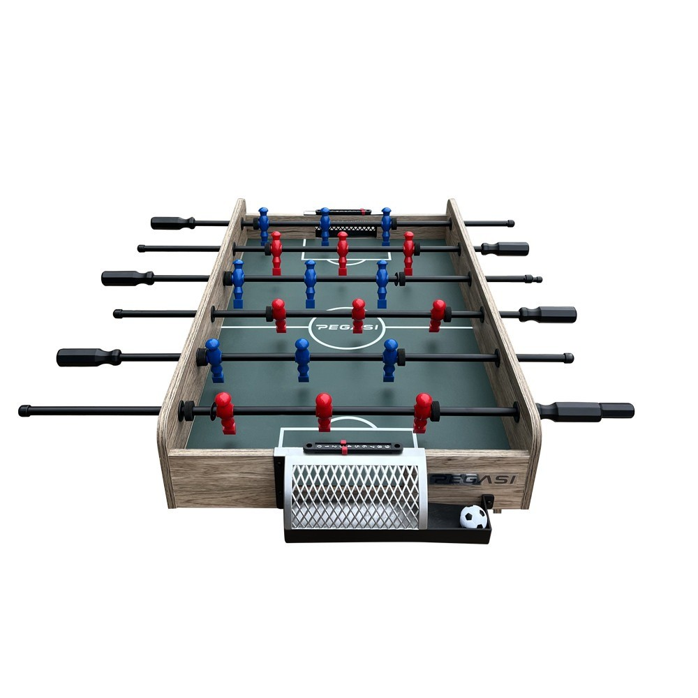 Een tafelvoetbal met spelers in rood en blauw. Groen veld, zwarte handgrepen en een doel aan elk uiteinde.
