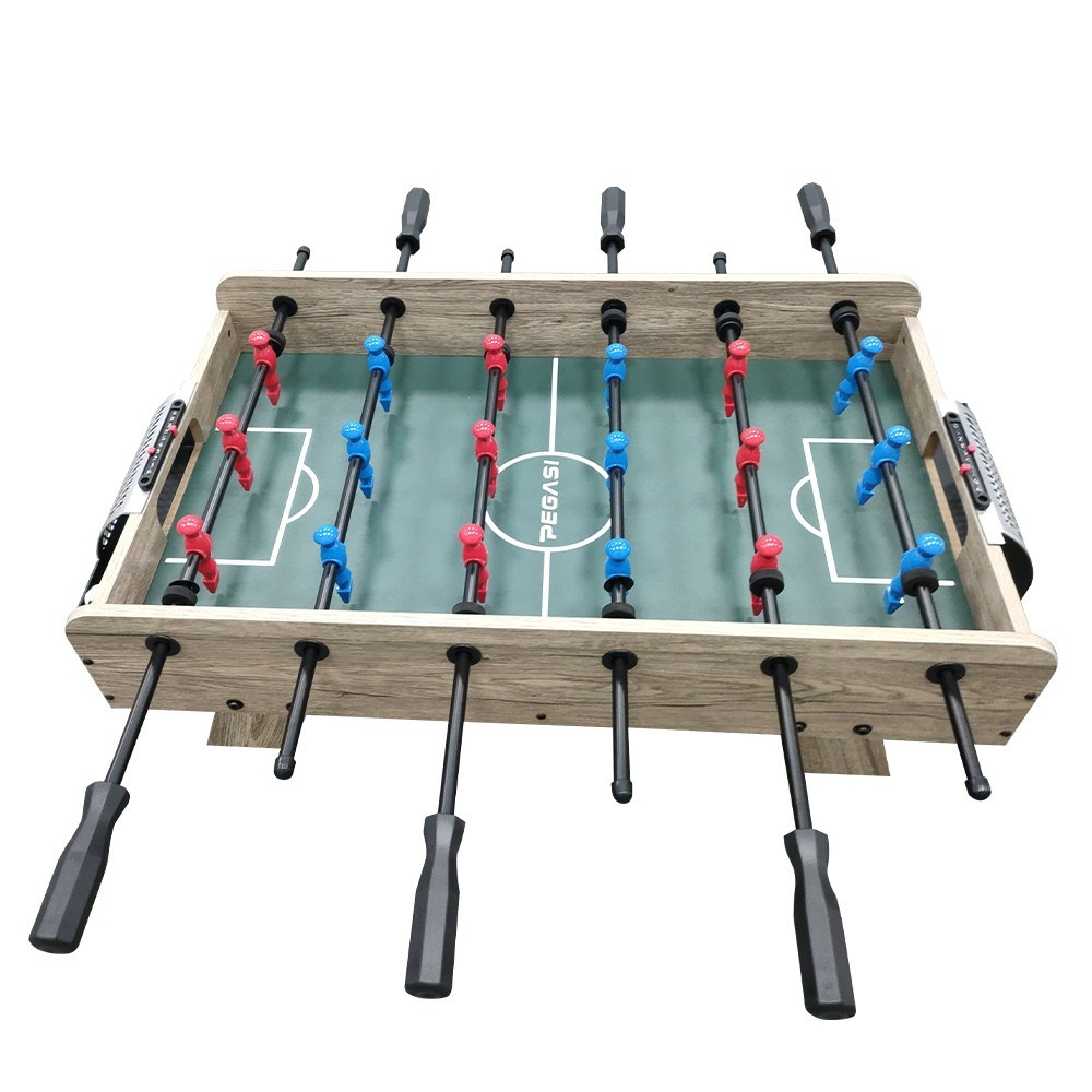 Bovenaanzicht van tafelvoetbal. Groen veld, rode en blauwe spelers, houten frame.