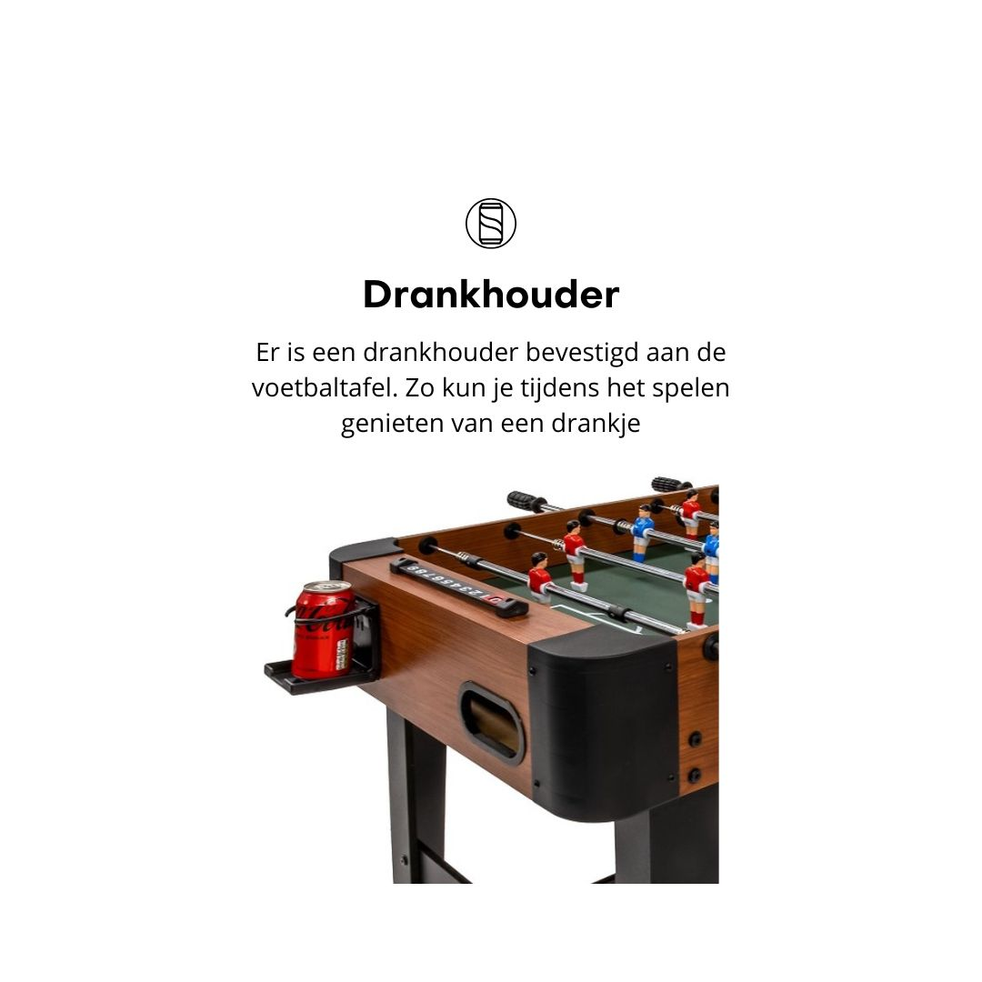 Tafelvoetbaltafel met een bekerhouder, een rood frisdrankblikje is erin geplaatst.