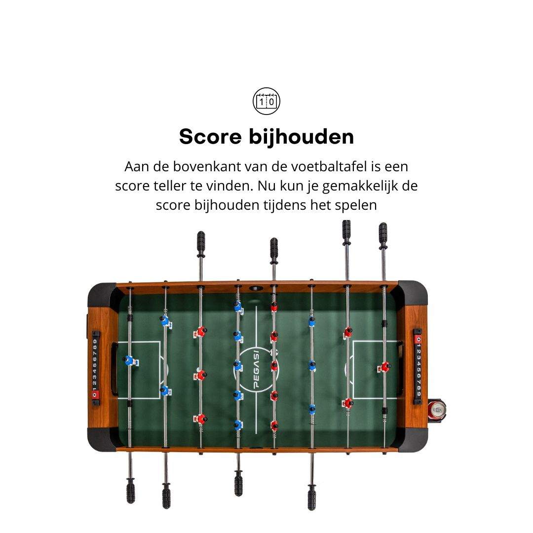 Bovenaanzicht van een tafelvoetbal met spelers, scoretellers. De tafel is bruin met een groene speeloppervlakte.