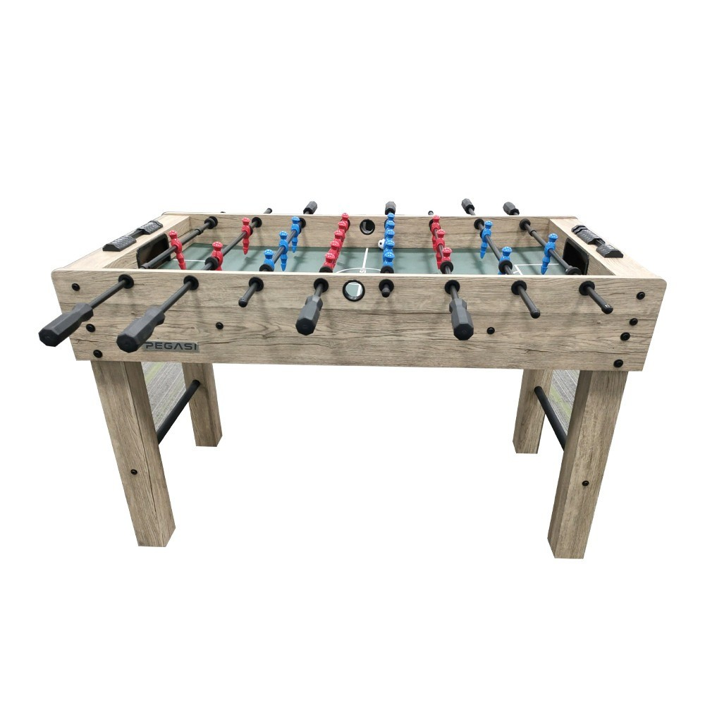 Een tafelvoetbaltafel op een witte achtergrond. Het heeft een lichte houten afwerking en spelers in rood en blauw.