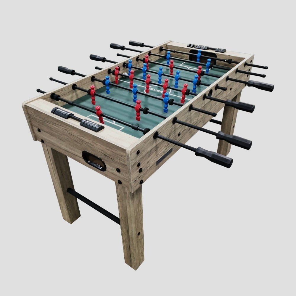 Tafelvoetbaltafel, lichtbruin hout, spelers in rood en blauw, zwarte handvatten en poten.