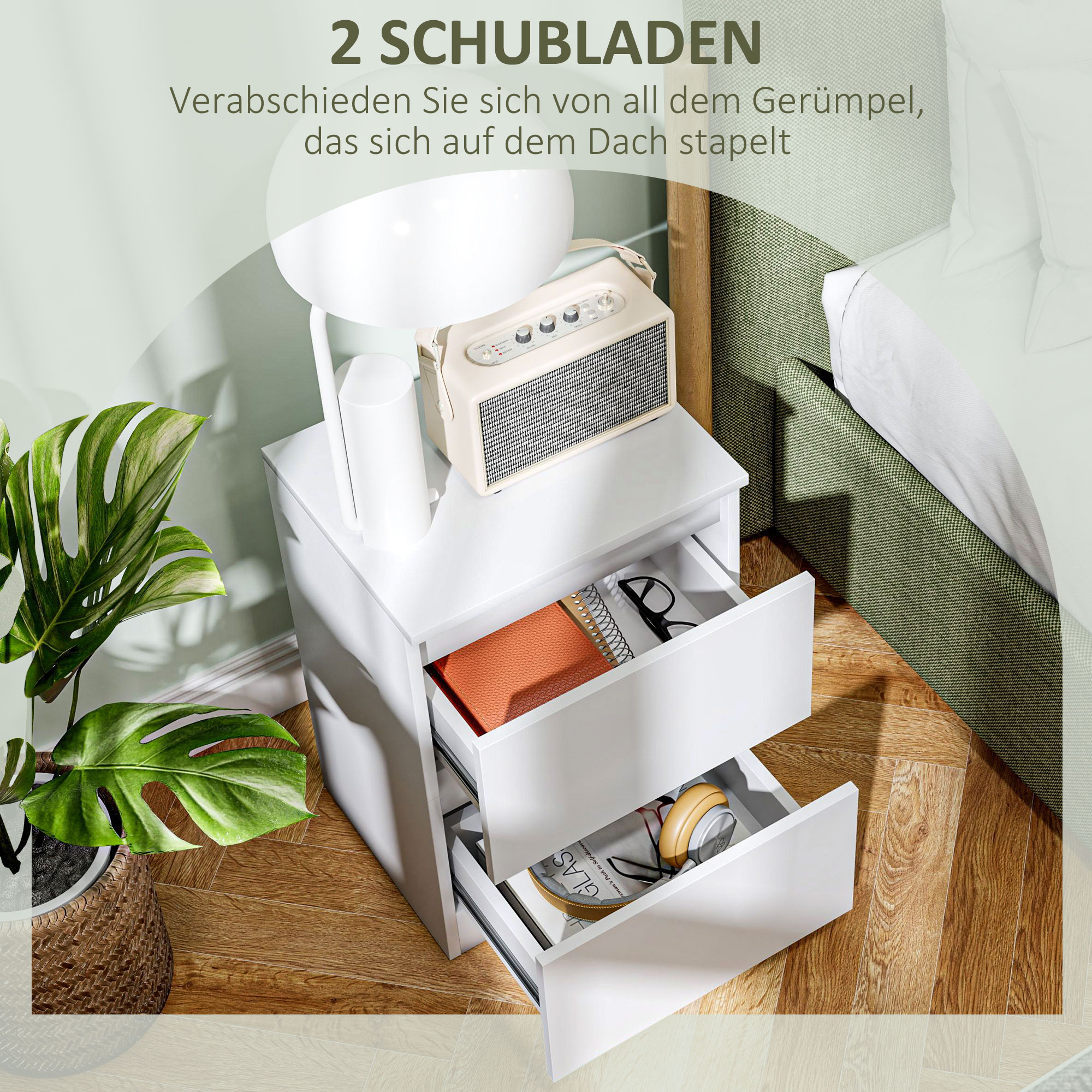 Weißer Nachttisch mit zwei offenen Schubladen. Enthält Lampe, Lautsprecher und Deko.