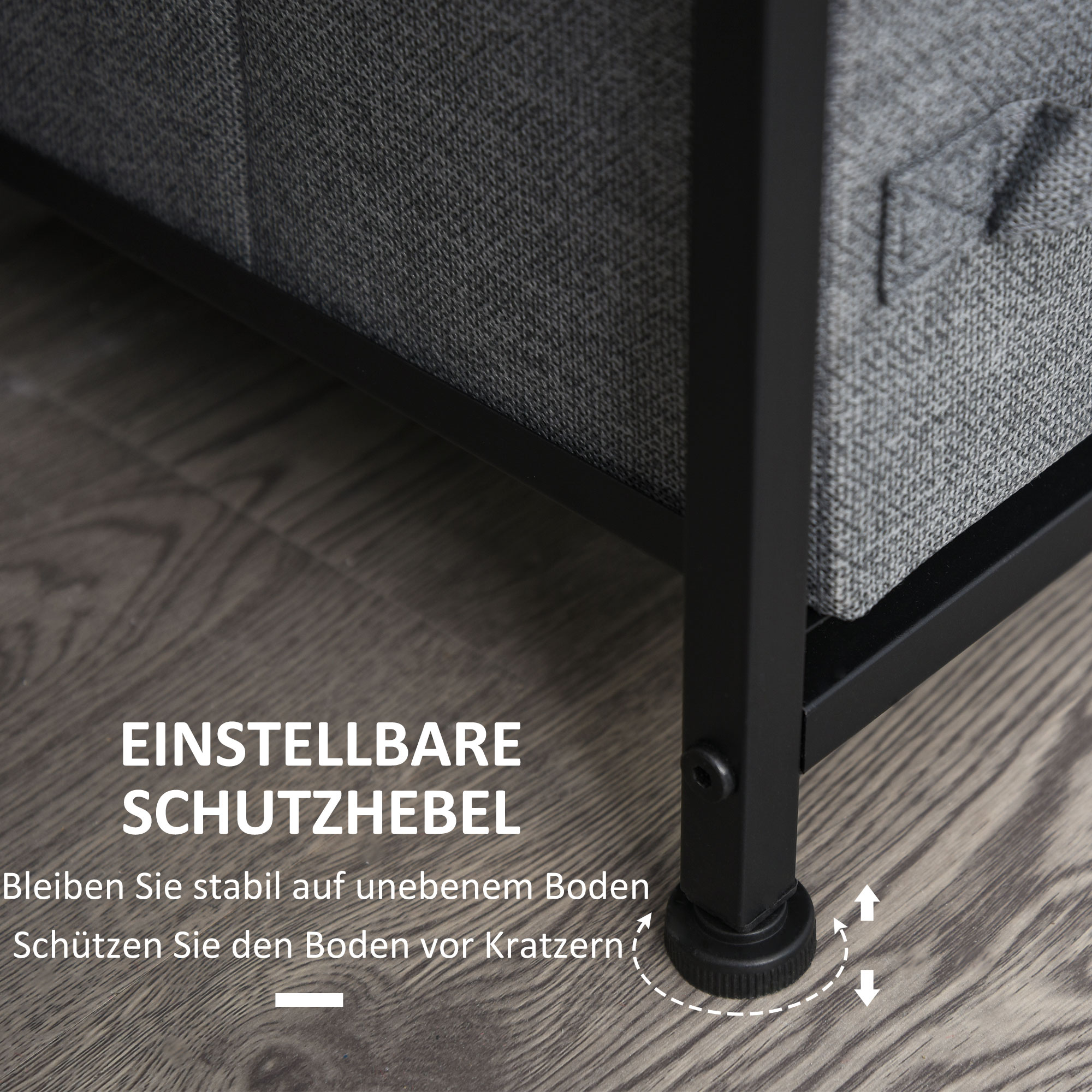 Nahaufnahme eines Möbelfußes auf einem Holzboden. Text über verstellbare Hebel, die Kratzer auf dem Boden verhindern.