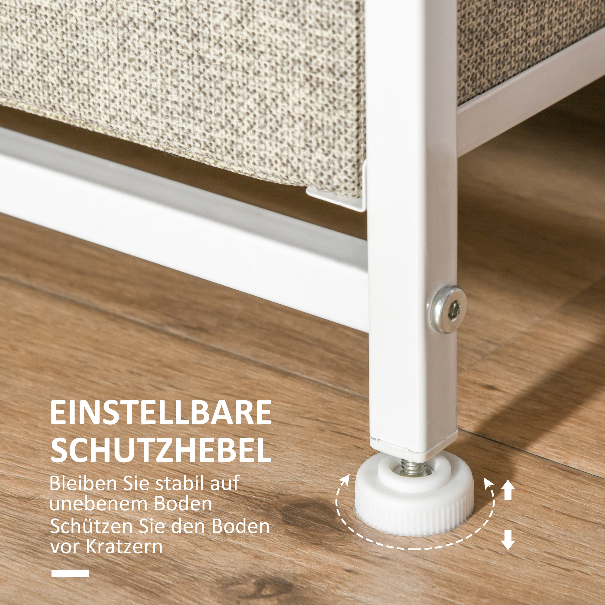 Nahaufnahme eines Möbelfußes mit verstellbarem Fuß. Text: Verstellbarer Fuß schützt den Boden.