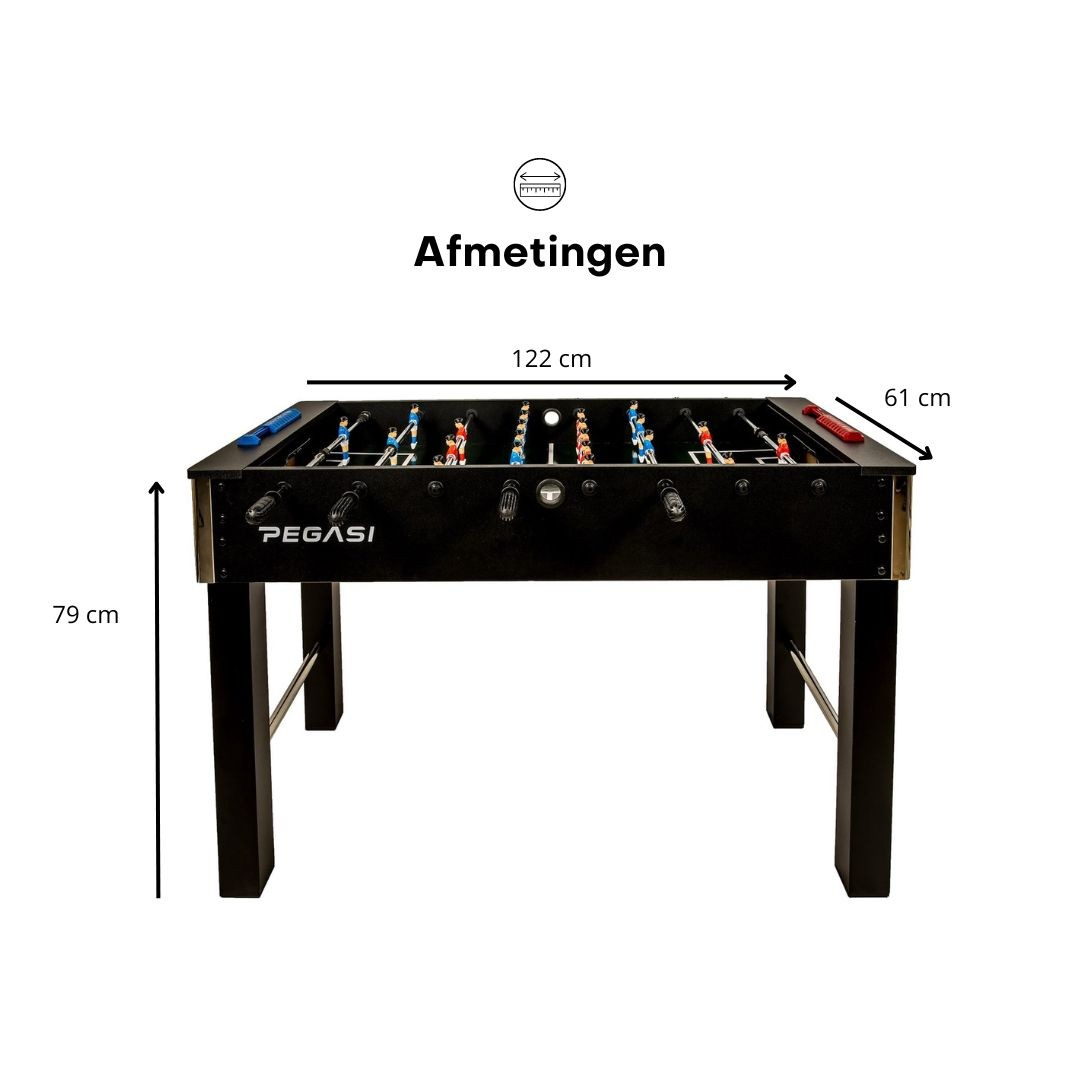 Zwarte tafelvoetbaltafel, met afmetingen. Met rode en blauwe spelersfiguren op een groen veld.