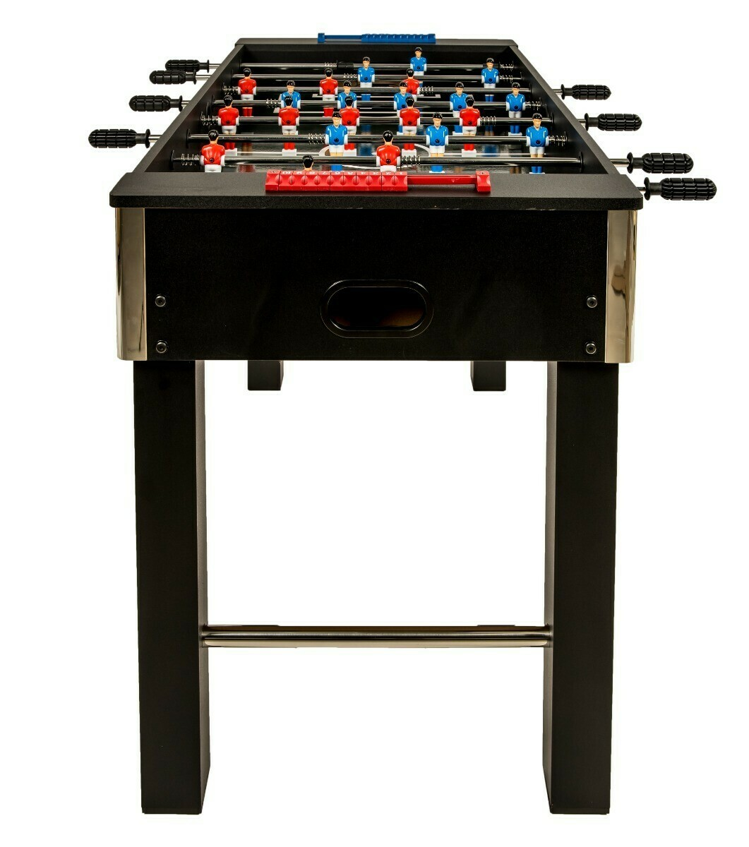 Een zwarte tafelvoetbaltafel met rode en blauwe spelers, van de zijkant gezien, met een witte achtergrond.