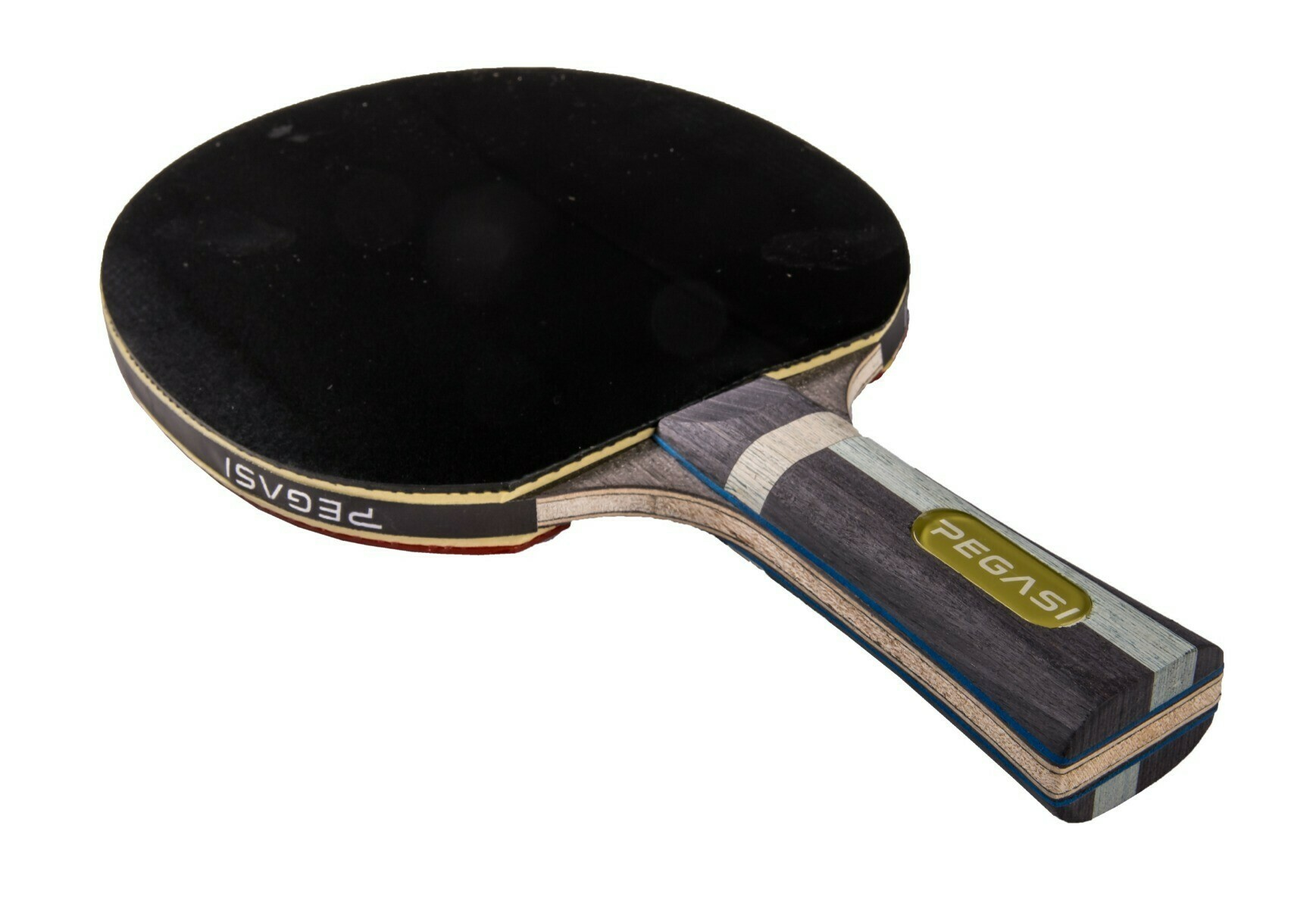 Pingpongbatje met zwart oppervlak, houten handvat, witte achtergrond.