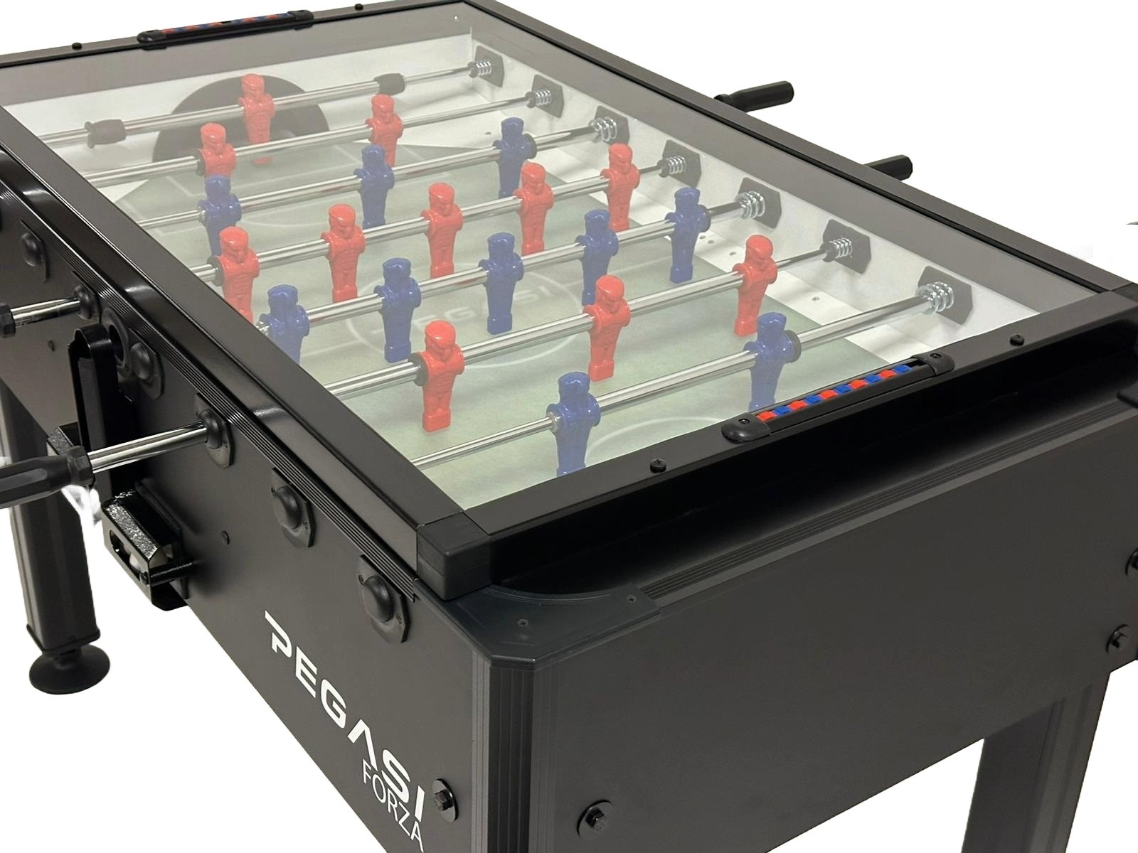 Een voetbaltafel met rode en blauwe spelers, een glazen bovenkant en een zwart frame.