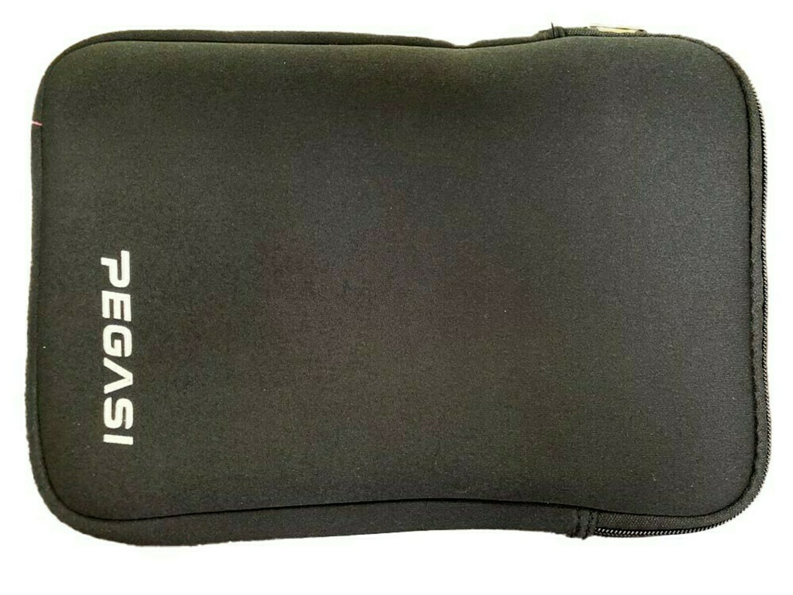 Een zwarte Pegasi-hoes voor een tablet of laptop. De tekst PEGASi is op de hoes gedrukt.