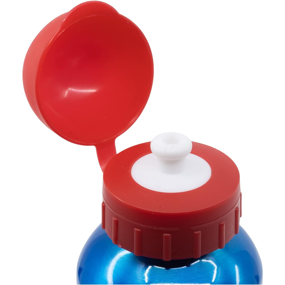 Primer plano de una botella de agua azul con tapa roja parcialmente abierta.