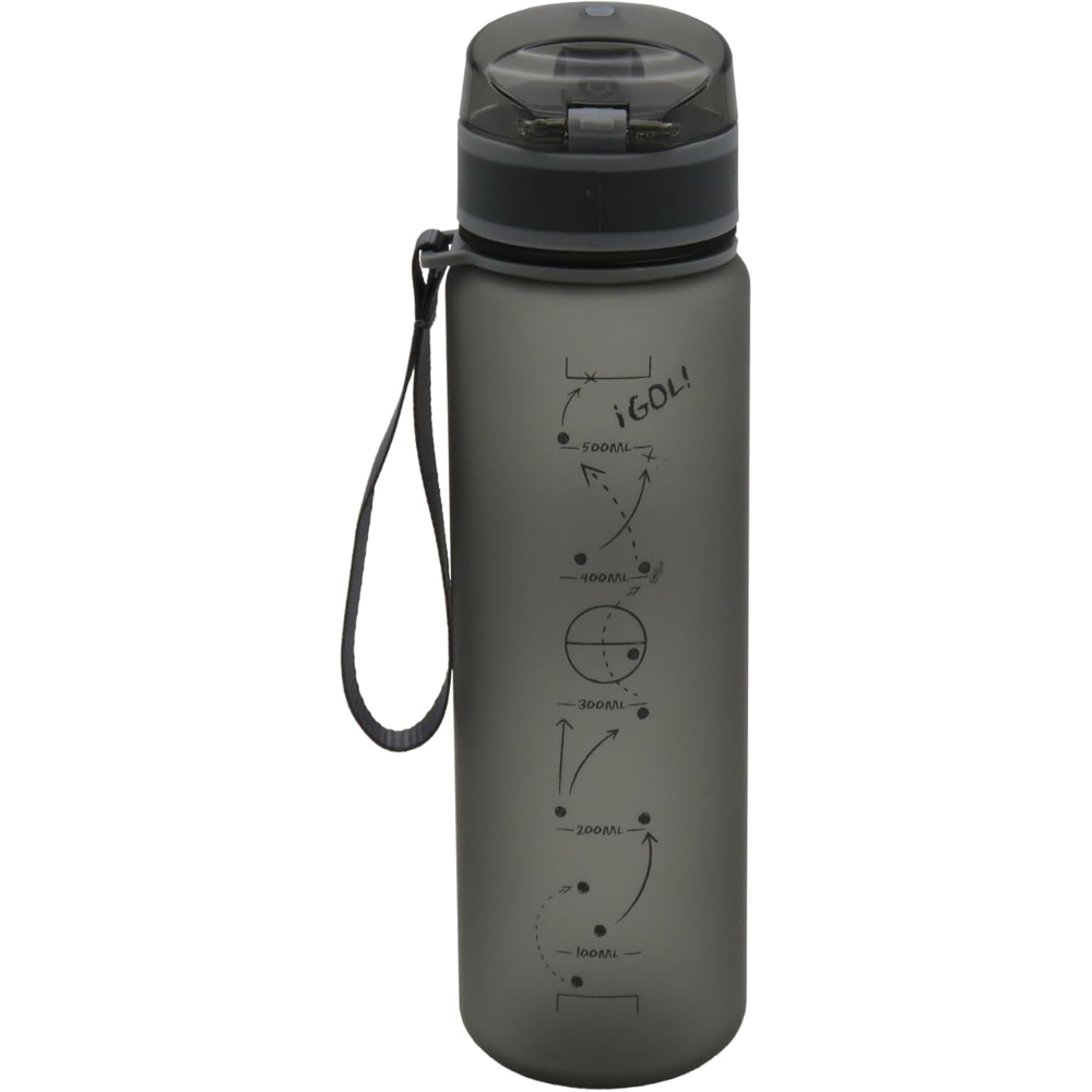 Botella de agua gris con tapa y correa negras, texto blanco, diagrama de campo de fútbol.