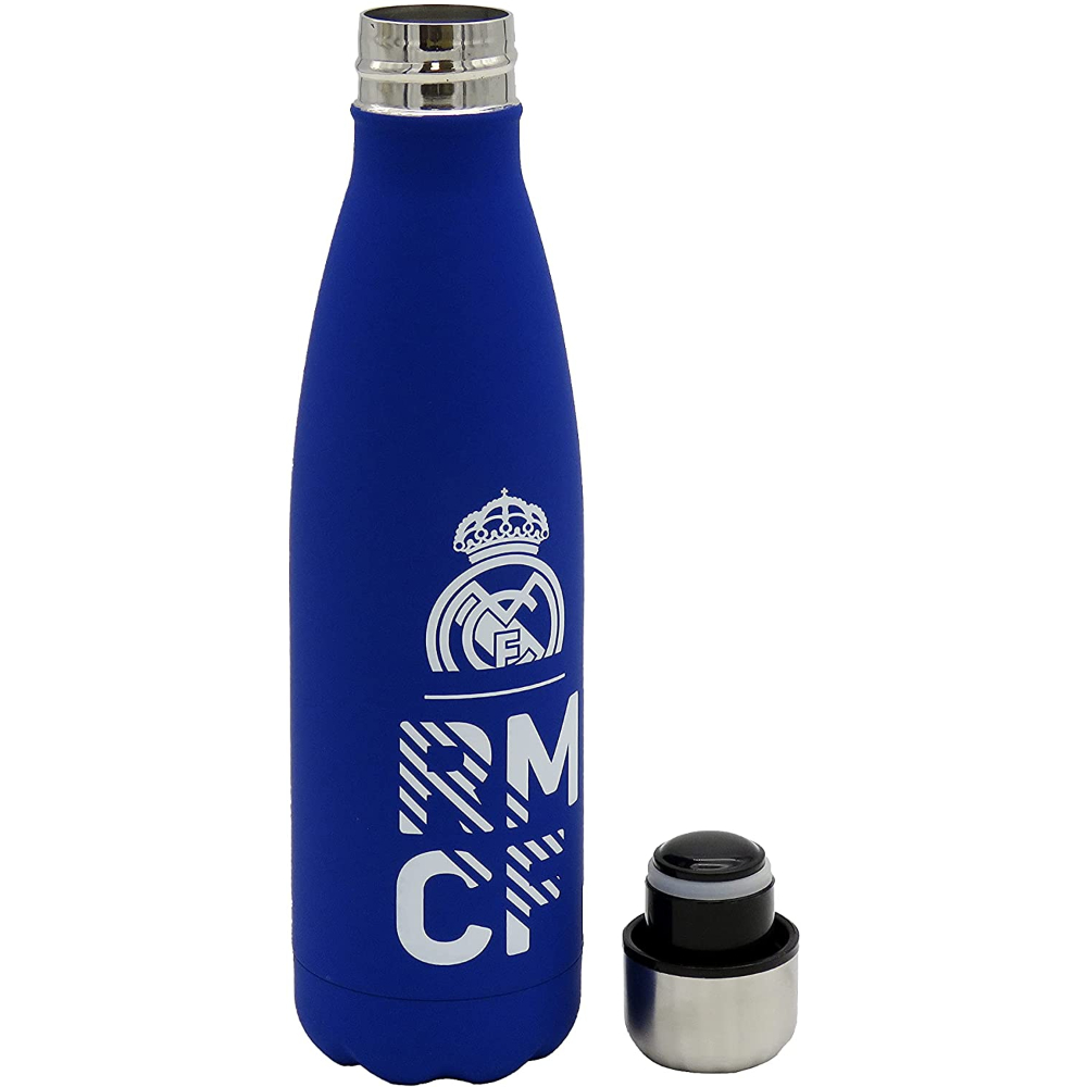 Botella de agua azul con logo y letras blancas del Real Madrid. Tapa al lado.