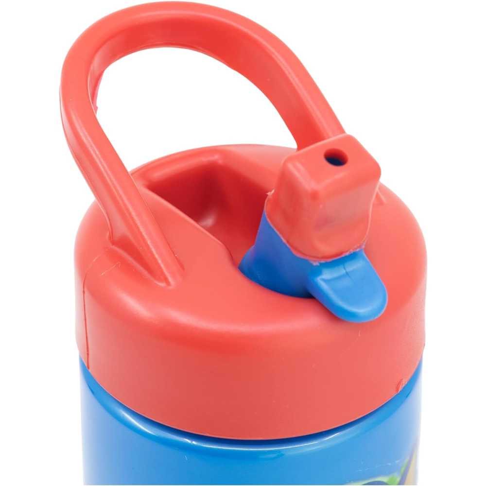 Primer plano de la tapa de una botella de agua roja y azul, abierta.