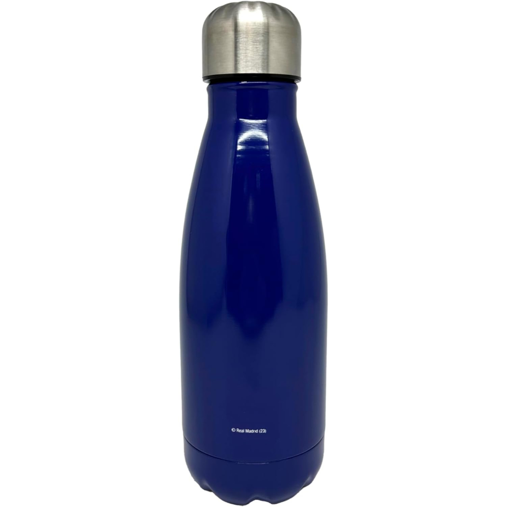 Botella de agua azul con tapa plateada, logo del Real Madrid abajo.