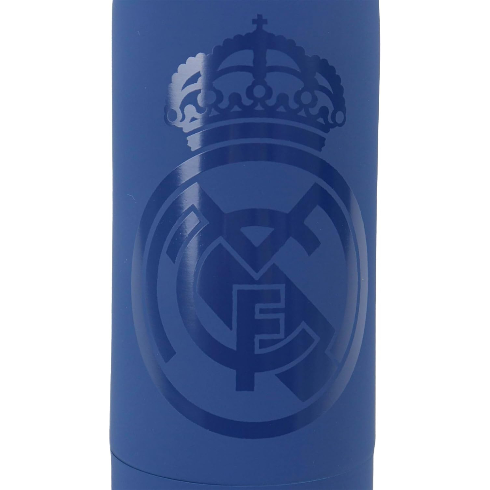 Taza azul con el logo del Real Madrid, sobre fondo blanco.